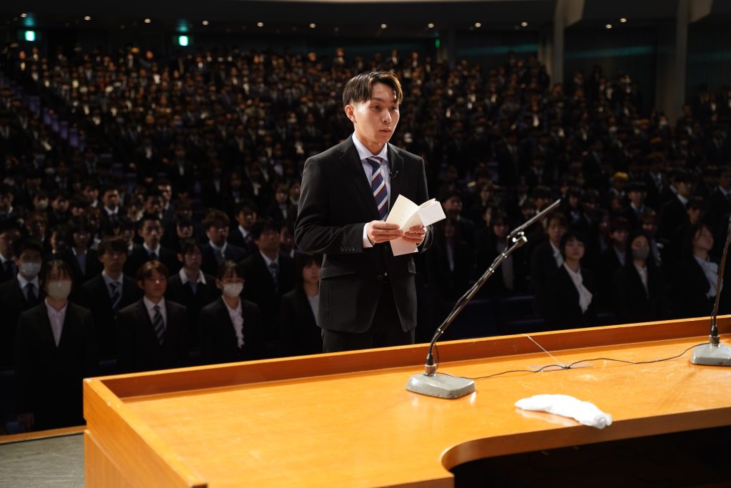 学部入学生総代　森岡さんの宣誓